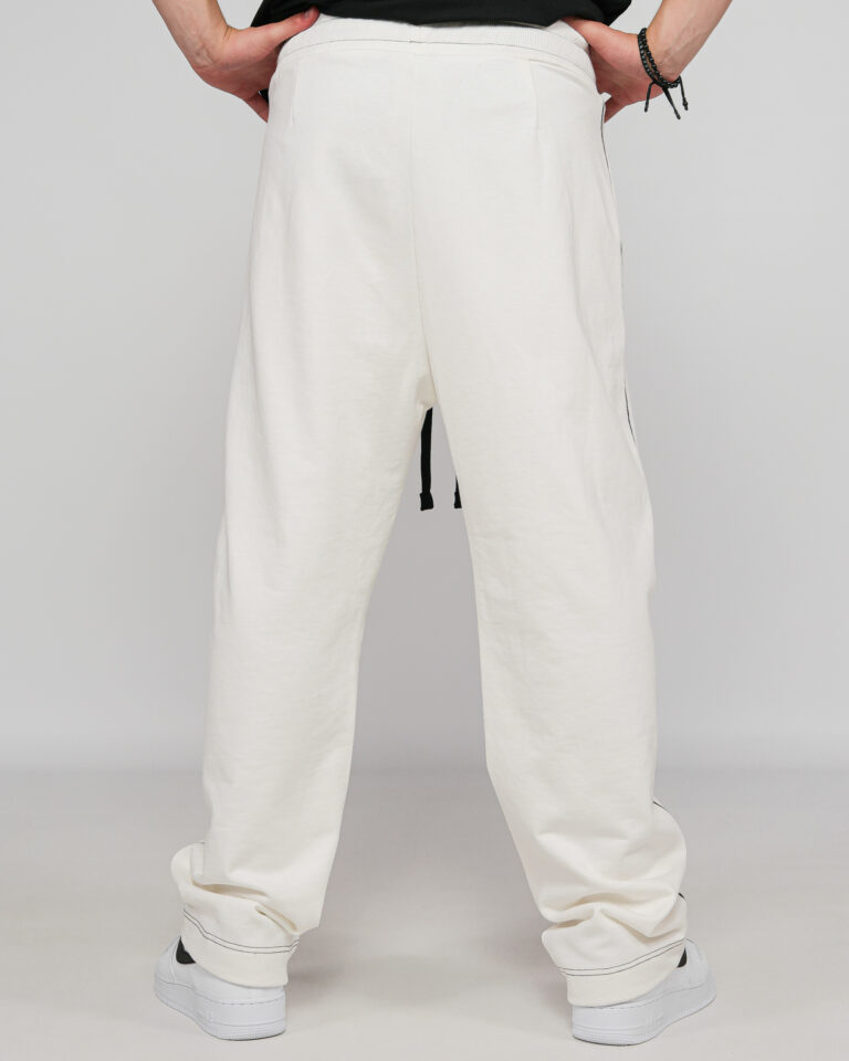 3--Structure off white